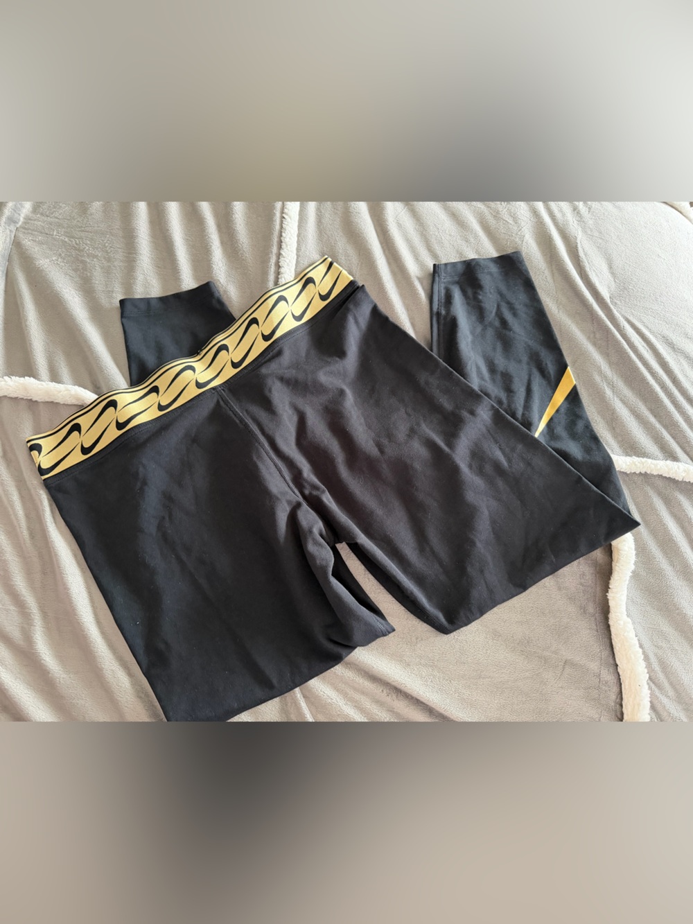 Black and gold Nike leggings